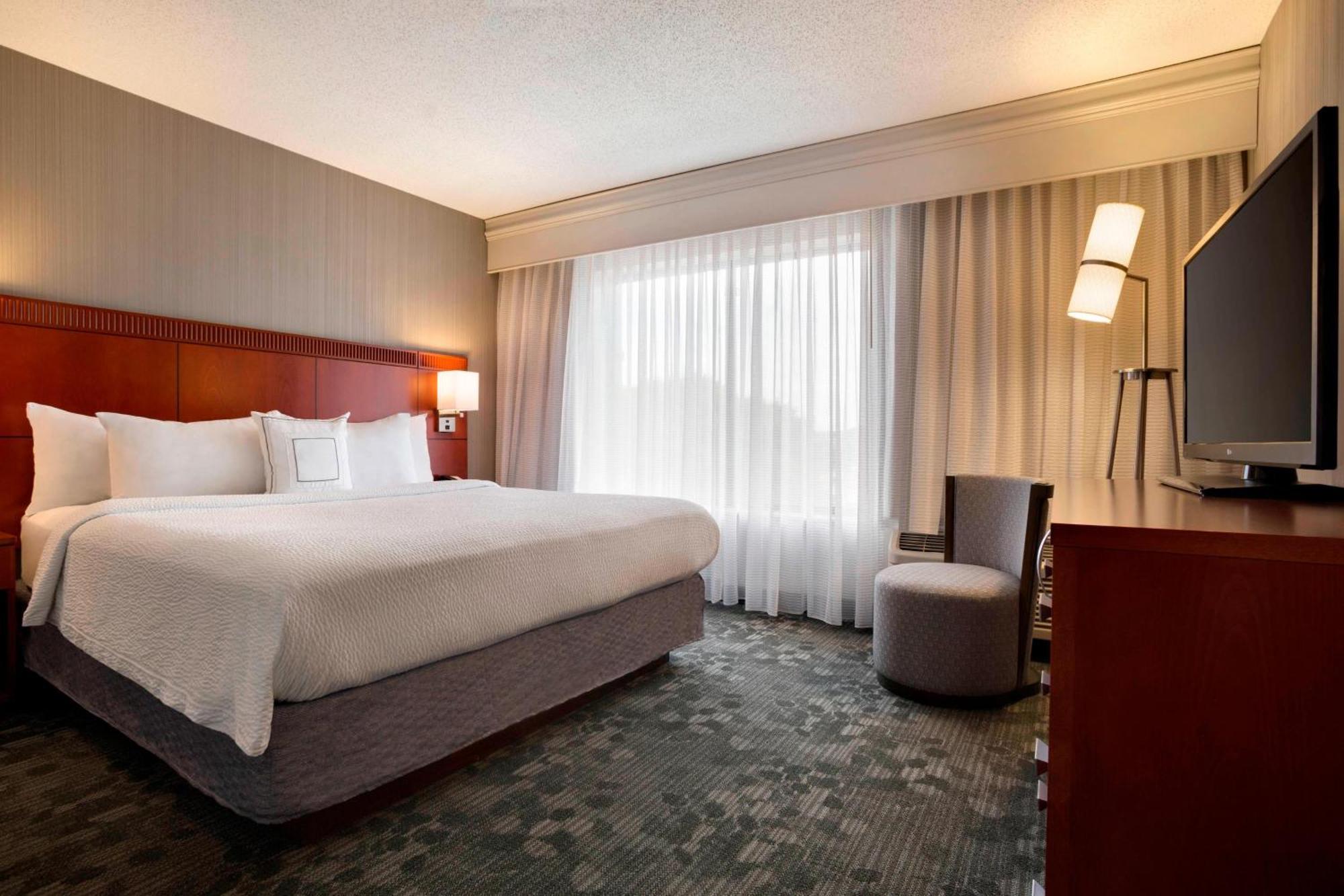 Courtyard By Marriott Champaign Hotel Exterior photo