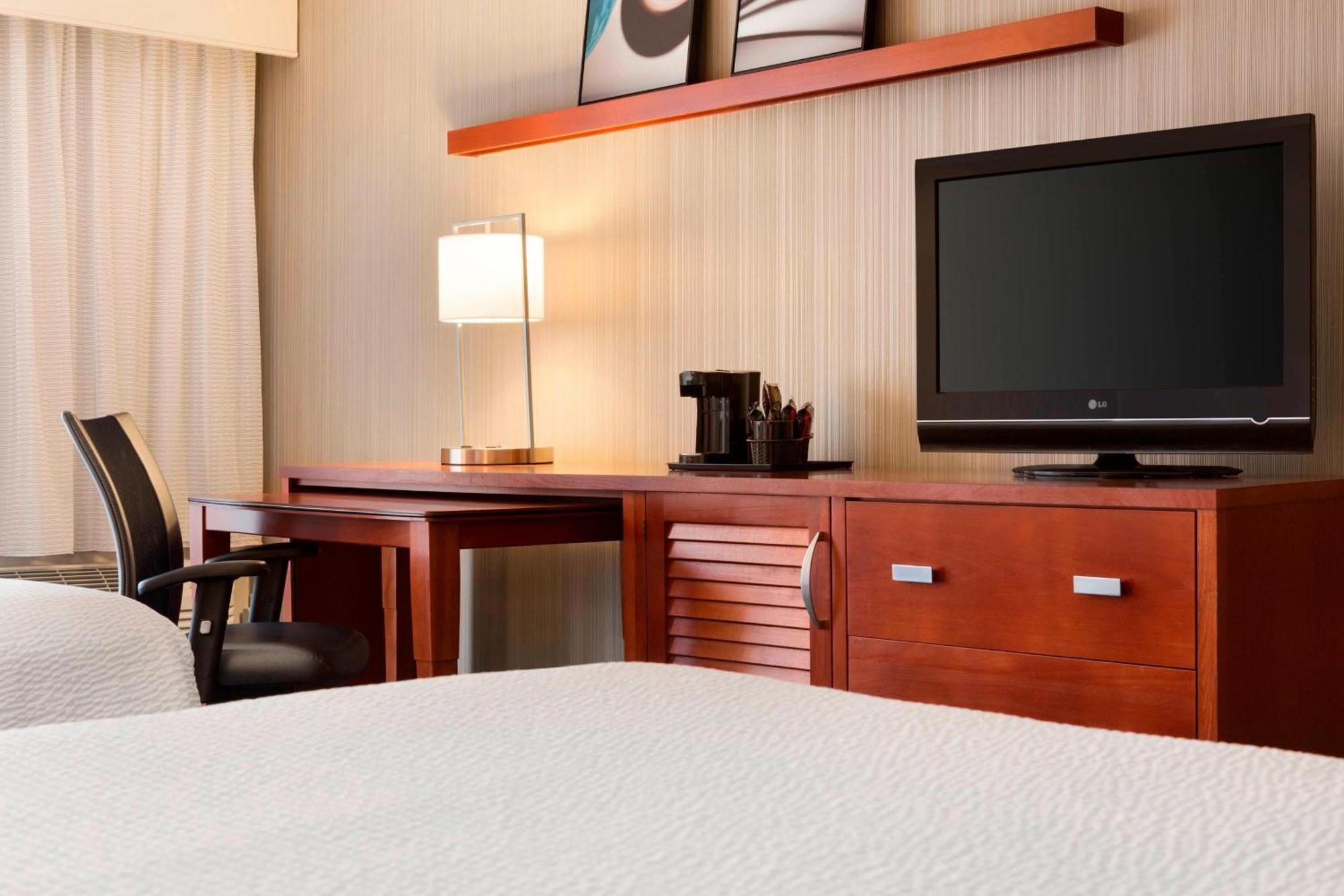 Courtyard By Marriott Champaign Hotel Exterior photo