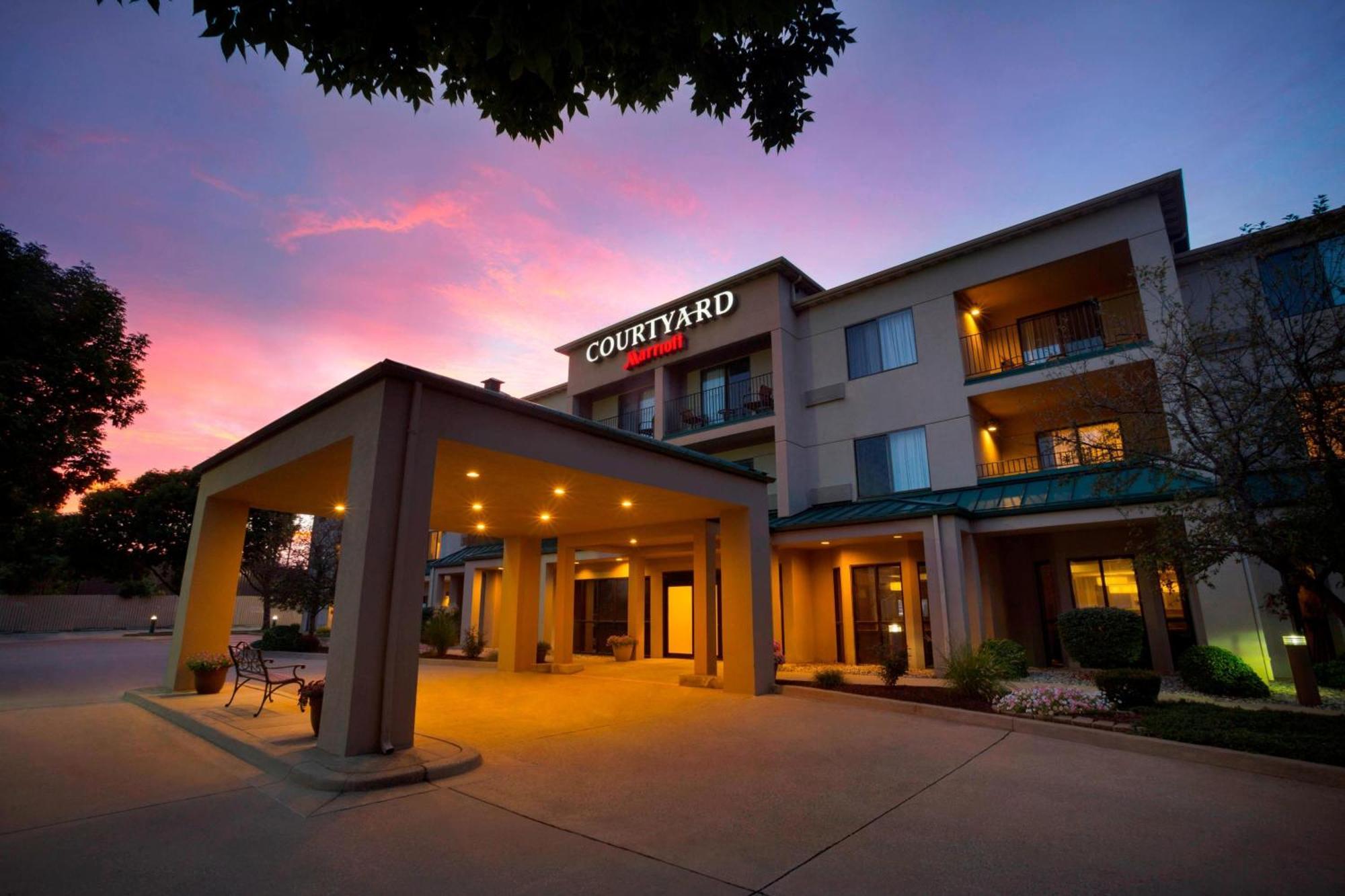 Courtyard By Marriott Champaign Hotel Exterior photo