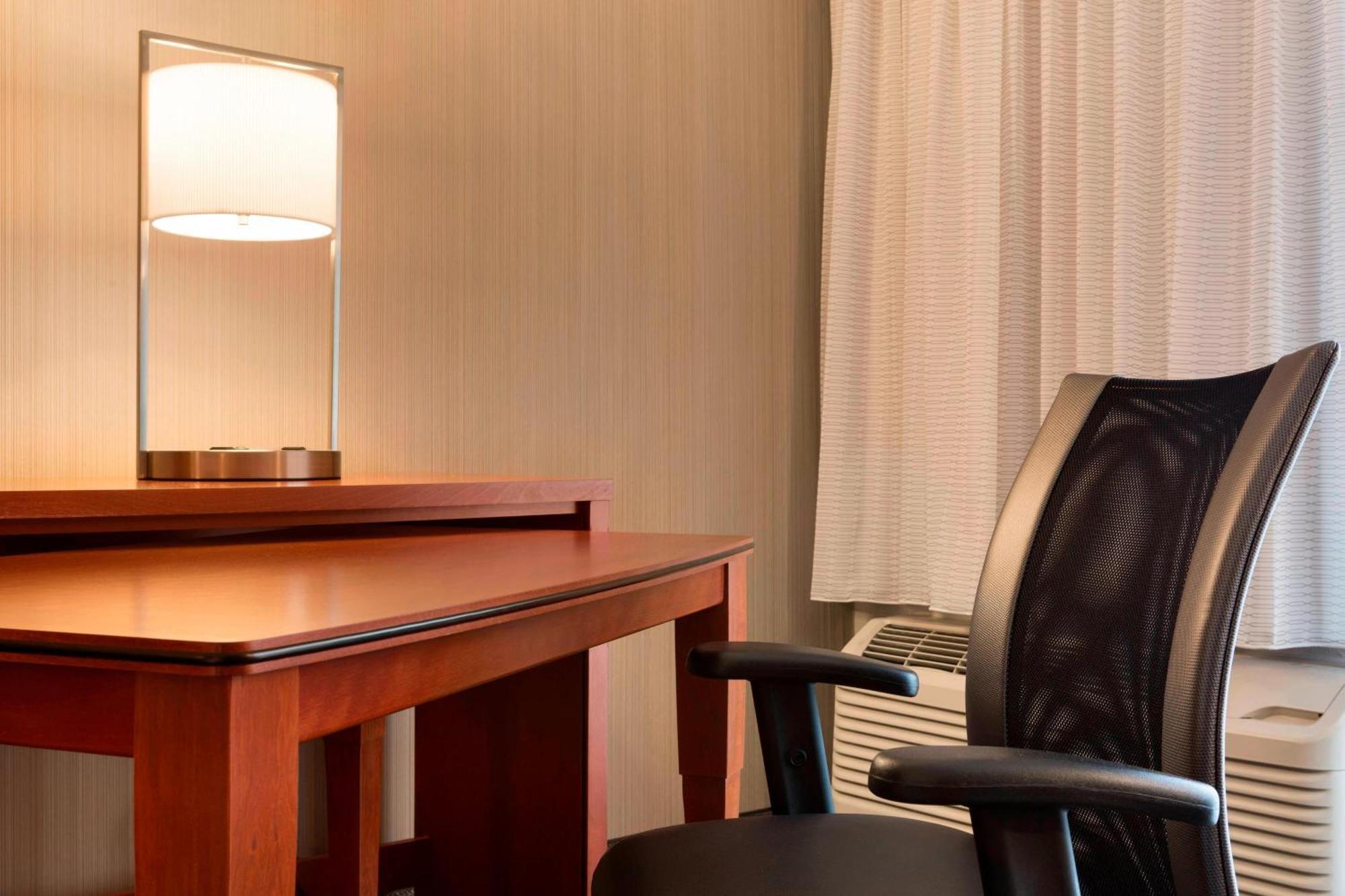 Courtyard By Marriott Champaign Hotel Exterior photo