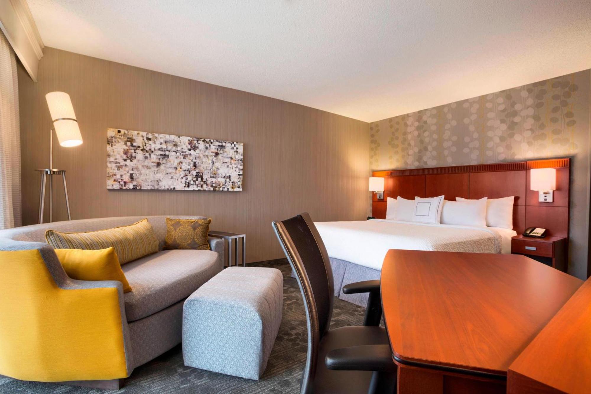 Courtyard By Marriott Champaign Hotel Exterior photo